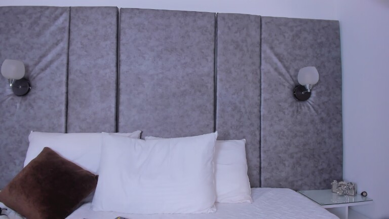 Tharaa24's Streamate show and profile