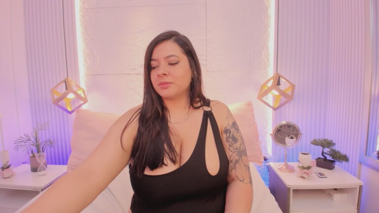 SophieCurvess's Streamate show and profile