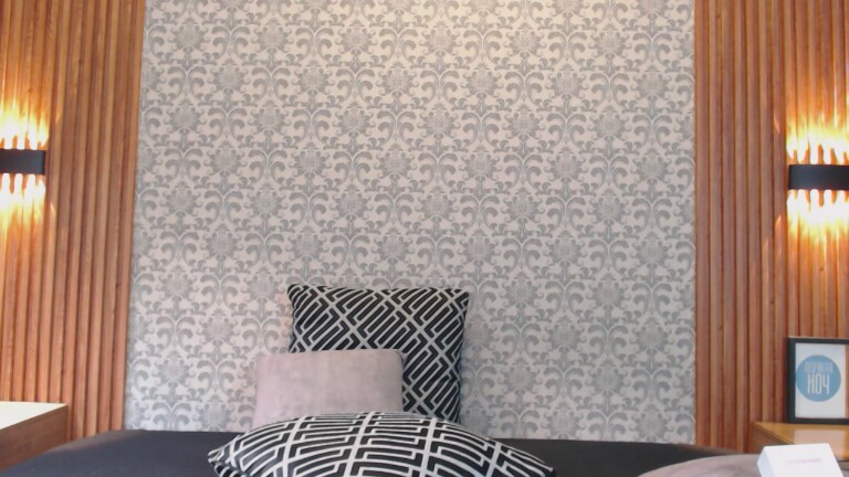 Charlotte_18's Streamate show and profile