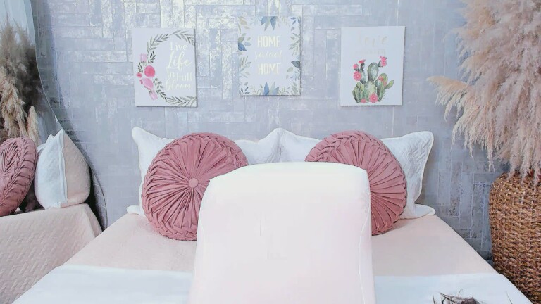 SaraBacker's Streamate show and profile