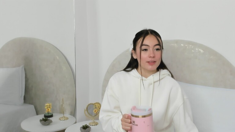 Miaa_Whitee101's Streamate show and profile