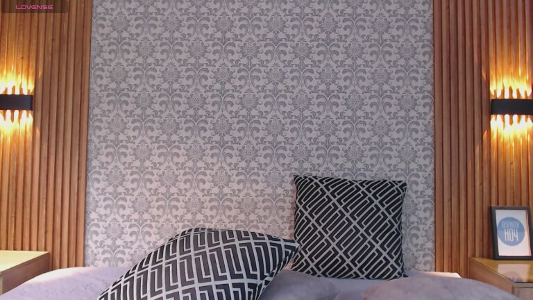 Charlotte_18's Streamate show and profile